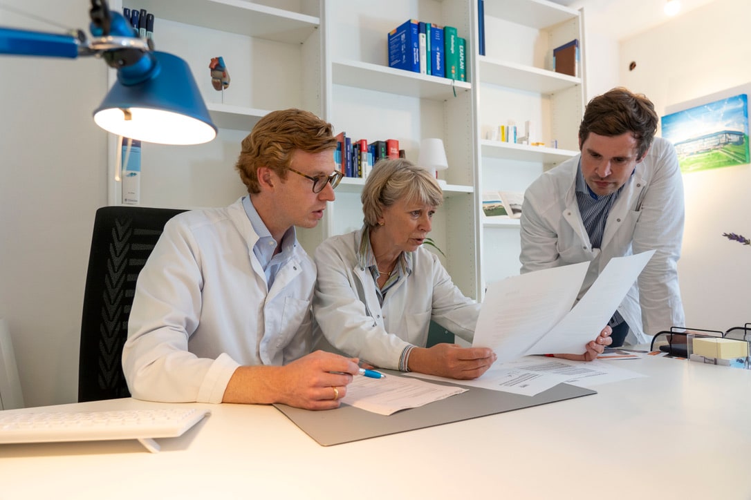 Das Ärzteteam bespricht gemeinsam Unterlagen