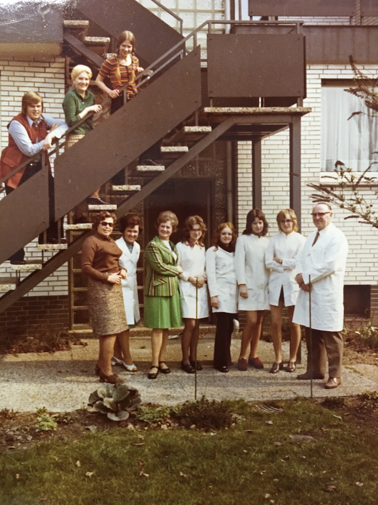 Historisches Praxisteam vor dem damaligen Praxisgebäude
