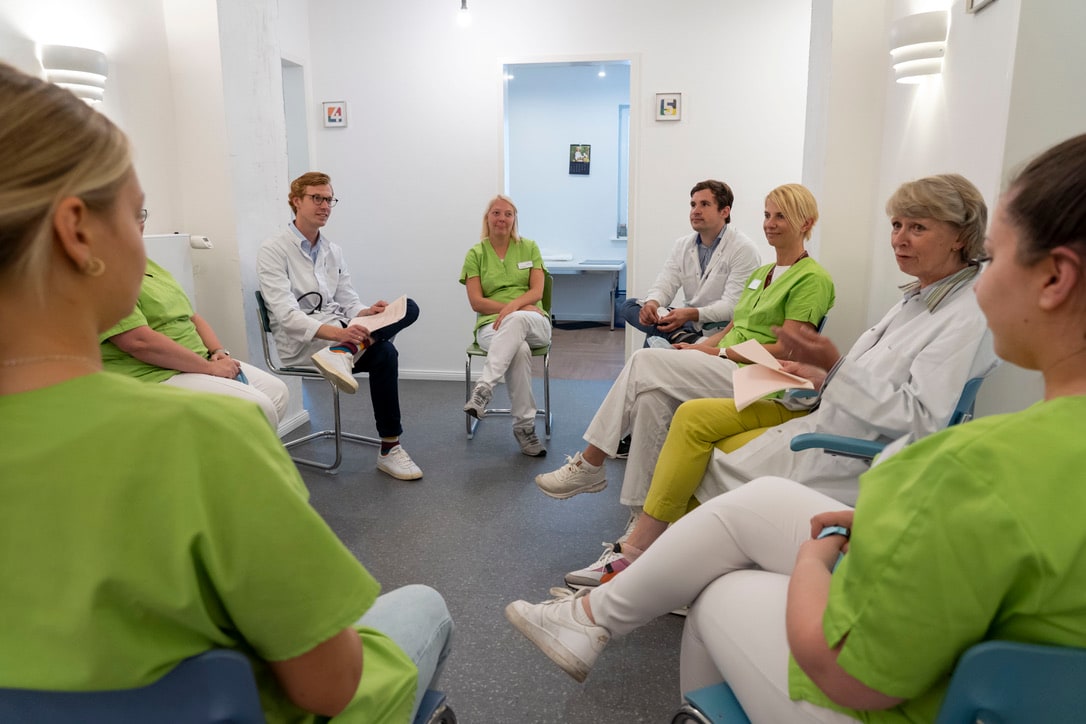 Das Praxisteam der Hausarztpraxis am Schloss bei einer gemeinsamen Besprechung